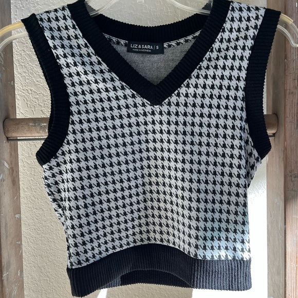 Liz & Sara Jackets & Blazers - Liz & Sara Black and White Houndstooth Sweater Vest